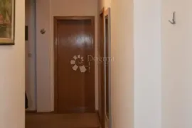 SESVETE, centar, 5-sobni 140,46 m2,balkon,garaža+PM, Zagreb, Wohnung