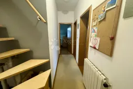 SESVETE, centar, 5-sobni 140,46 m2,balkon,garaža+PM, Zagreb, Wohnung