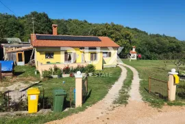 ISTRA, LABIN - Kuća na osami s pomoćnim objektima i pogledom na more, Labin, Ev