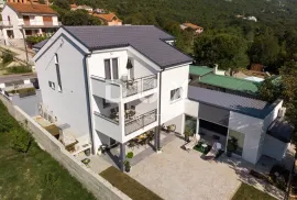 CRIKVENICA, ZALEĐE - Luksuzna vila s unutarnjim bazenom i saunom – idealna investicija za turizam!, Vinodolska Općina, Famiglia