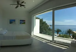 Atraktivna vila s krovnim bazenom, prvi red do mora, Makarska, House