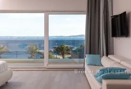 Atraktivna vila s krovnim bazenom, prvi red do mora, Makarska, House