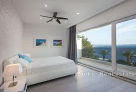 Atraktivna vila s krovnim bazenom, prvi red do mora, Makarska, House