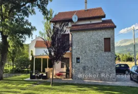 Samostojeća kuća uz rijeku, s bazenom i uređenom okućnicom, Knin, House