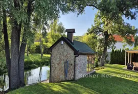 Samostojeća kuća uz rijeku, s bazenom i uređenom okućnicom, Knin, House