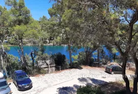 Nedovršena apartmanska kuća u prvom redu od mora, Hvar, Famiglia