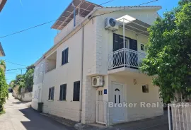 Apartmanska kuća s otvorenim pogledom na more, Trogir, Maison