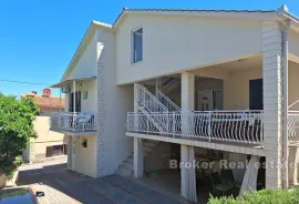 Apartmanska kuća s otvorenim pogledom na more, Trogir, Maison