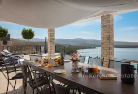 Vila s bazenom i pomoćnim objektima u blizini mora, Šibenik, Casa