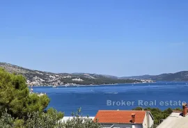 Prostrano građevinsko zemljište s pogledom na more, Trogir, Terreno