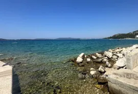 Kuća sa građevinskim zemljištem u prvom redu do mora, Primošten, Maison