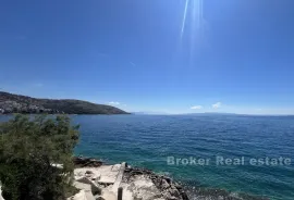 Atraktivno građevinsko zemljište prvi red do mora, Trogir, Terreno