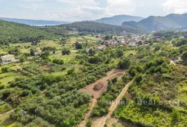 Građevinsko zemljište u mirnom okruženju, Omiš, Arazi