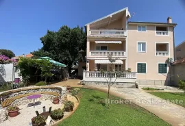 Apartmanska kuća s restoranom, Lanišće, Famiglia