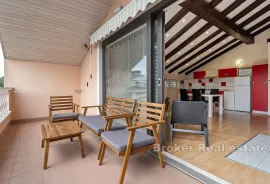 Apartmanska kuća s restoranom, Lanišće, Famiglia