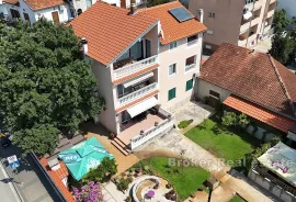 Apartmanska kuća s restoranom, Lanišće, Famiglia