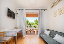 Apartmanska kuća s restoranom, Lanišće, Famiglia