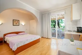 Apartmanska kuća s restoranom, Lanišće, Famiglia