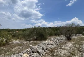 Prostrano građevinsko zemljište u mirnom djelu mjesta, Omiš, Terreno