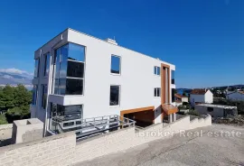 Vila u visokom roh-bau stanju s tri stambene jedinice, Trogir, Ev