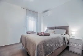 Moderan apartman s pogledom na more, Trogir, Kвартира