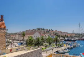 Izuzetan stan u centru grada sa terasom i pogledom na more, Hvar, Wohnung