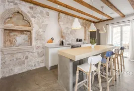 Izuzetan stan u centru grada sa terasom i pogledom na more, Hvar, Wohnung