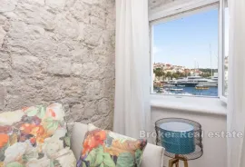 Izuzetan stan u centru grada sa terasom i pogledom na more, Hvar, Wohnung