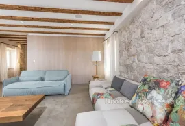 Izuzetan stan u centru grada sa terasom i pogledom na more, Hvar, Wohnung