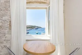 Izuzetan stan u centru grada sa terasom i pogledom na more, Hvar, Wohnung