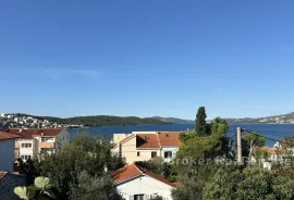 Dvosoban stan s pogledom na more i prostranom okućnicom, Trogir, Daire