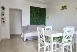 Apartmanska kuća u drugom redu do mora, Omiš, House