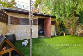 Apartmanska kuća u drugom redu do mora, Omiš, House