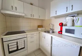 Apartmanska kuća u drugom redu do mora, Omiš, House