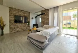 Apartmanska kuća u drugom redu do mora, Omiš, House