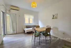 Apartmanska kuća u drugom redu do mora, Omiš, House