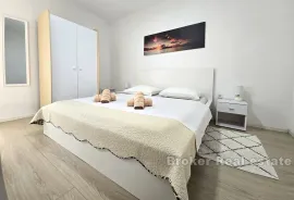 Apartmanska kuća u drugom redu do mora, Omiš, House