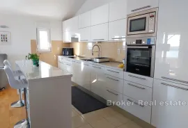 Penthouse s pogledom na more, Trogir, Flat