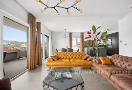 Luksuzan penthouse s bazenom i prekrasnim pogledom na more, Trogir, Διαμέρισμα