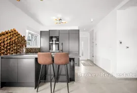 Luksuzan penthouse s bazenom i prekrasnim pogledom na more, Trogir, Διαμέρισμα