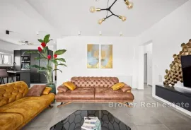 Luksuzan penthouse s bazenom i prekrasnim pogledom na more, Trogir, Διαμέρισμα