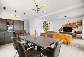 Luksuzan penthouse s bazenom i prekrasnim pogledom na more, Trogir, Διαμέρισμα