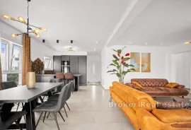 Luksuzan penthouse s bazenom i prekrasnim pogledom na more, Trogir, Διαμέρισμα