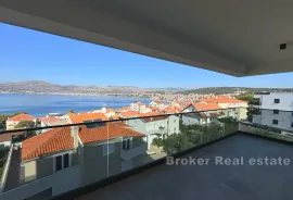 Penthouse s pogledom na more i krovnom terasom, Trogir, Appartamento