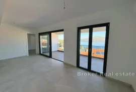 Penthouse s pogledom na more i krovnom terasom, Trogir, Appartamento