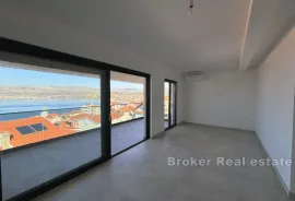 Penthouse s pogledom na more i krovnom terasom, Trogir, Appartamento