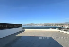 Penthouse s pogledom na more i krovnom terasom, Trogir, Appartamento