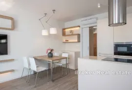 Atraktivan apartman s pogledom na more, Omiš, Apartamento