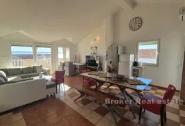 Apartmanska kuća s pogledom na more, Trogir, Famiglia