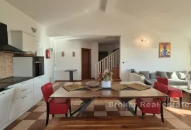 Apartmanska kuća s pogledom na more, Trogir, Famiglia